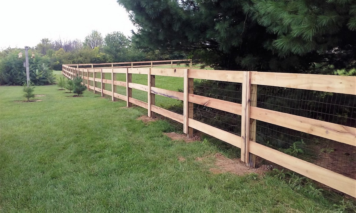 0818151632b Kentucky Board Fence with beautifully constructed wood and space between post & rail