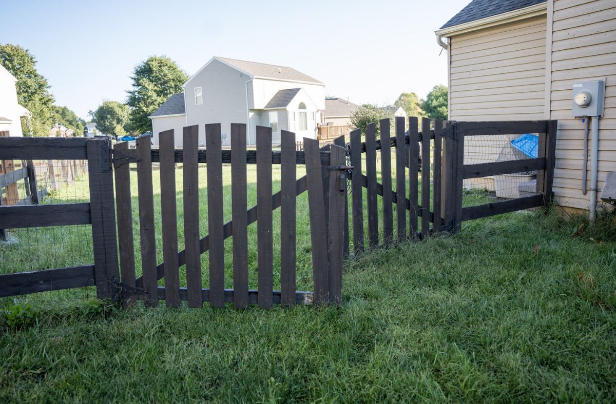 Kentucky Board Fence Installation in Middletown, Ohio 2 Older Kentucky Board fence showing the traditional three-rail design commonly used for property boundaries and animal containment.