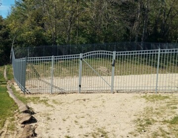 Sliver Aluminum Fence with Arched Gate Sliver Aluminum Fence with Arched Gate